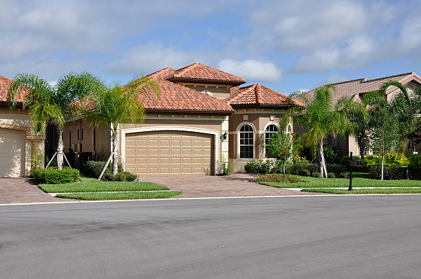 Guide for selling inherited property: Probate, title transfer, and selling options.

